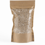 Ekologiški traiškyti spelta kviečiai (pilno grūdo dribsniai) maišelyje, baltame fone