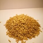 Ekologiškos avižos pabertos ant stalo