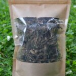 Ekologiška kanapių arbata maišelyje, ant žolės