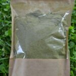 Ekologiškos kanapės maišelyje, baltame fone