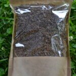Ekologiški kmynai maišelyje, ant žolės