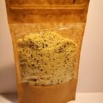 Ekologiškos kanapės maišelyje, baltame fone