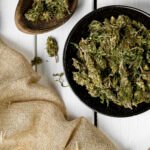 Ekologiški džiovinti kanapių lapai ir žiedynai