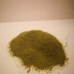 Ekologiškos kanapės pabertos ant stalo